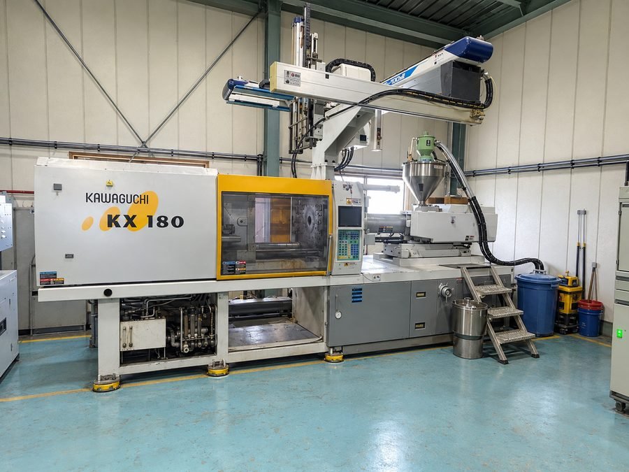 Kawaguchi KX 180 injection moulding machine with a robotic arm
